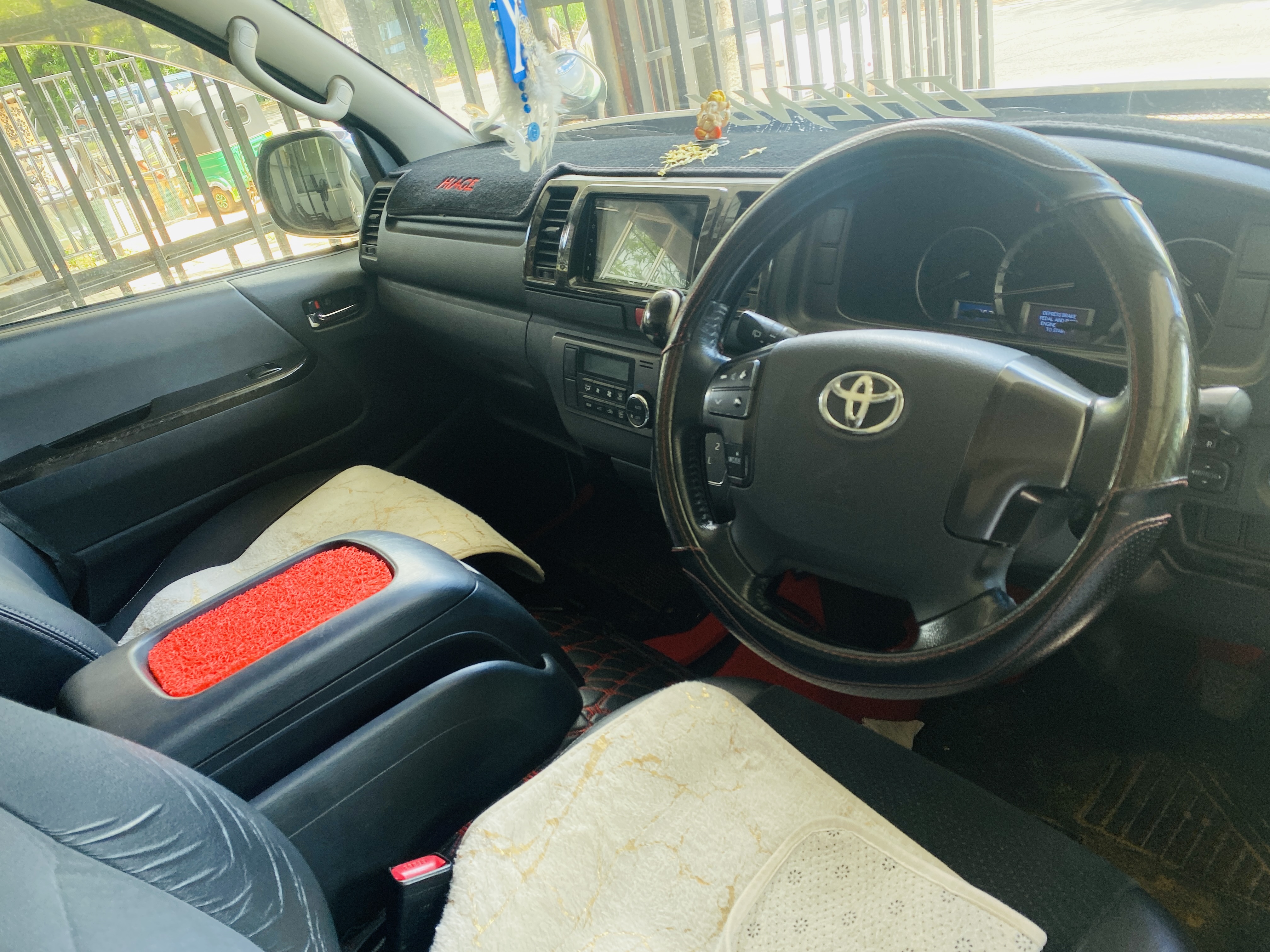 Toyota Hiace 2016 - பயன்படுத்தப்பட்டது வேன் sale in Sri Lanka - patpat.lk