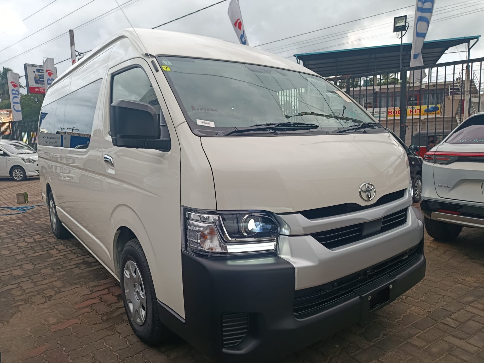Toyota Hiace 2026 - භාවිතා කරන ලද වෑන් රථය sale in Sri Lanka - patpat.lk
