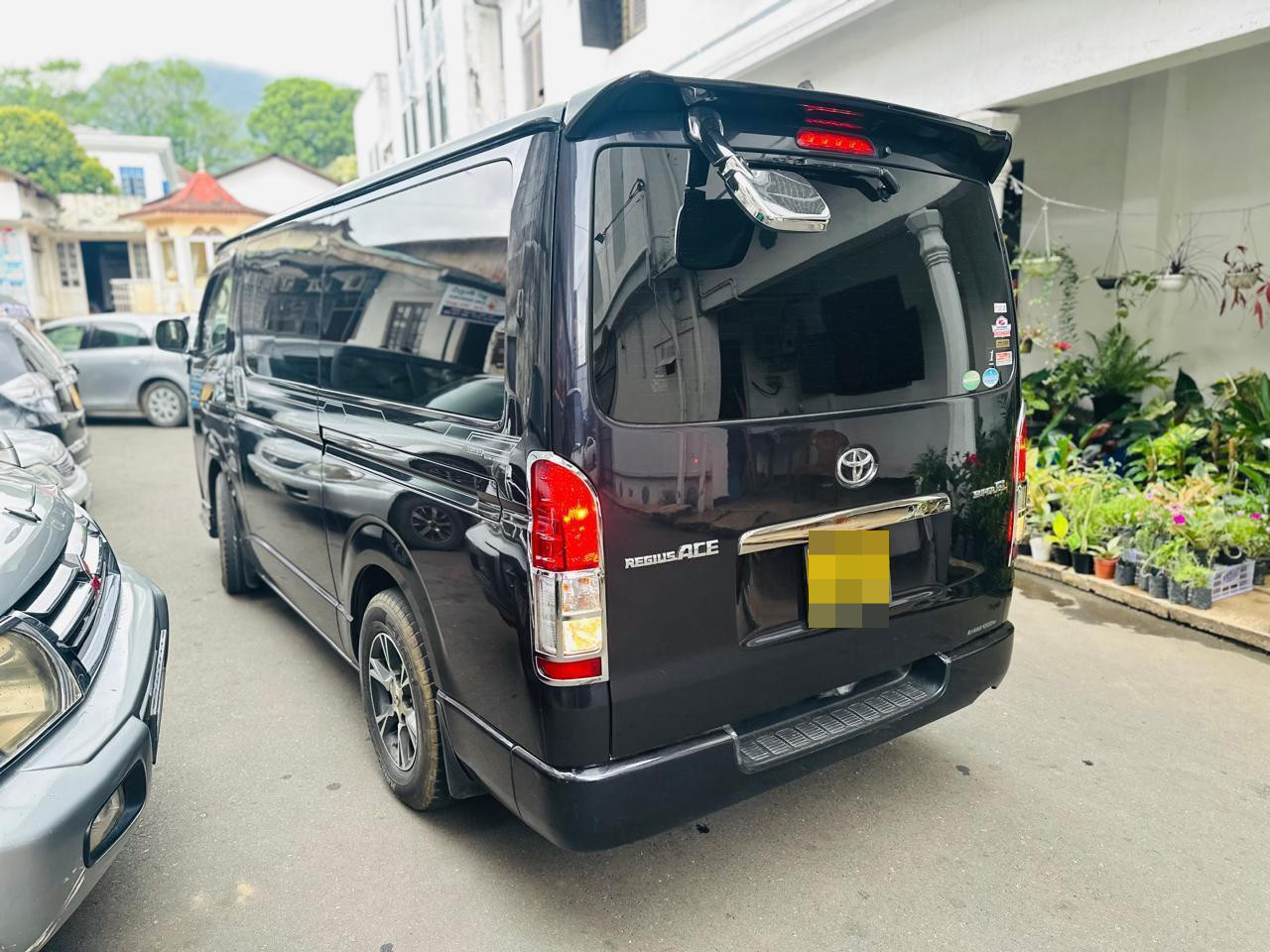 Toyota Hiace 2015 - பயன்படுத்தப்பட்டது வேன் sale in Sri Lanka - patpat.lk
