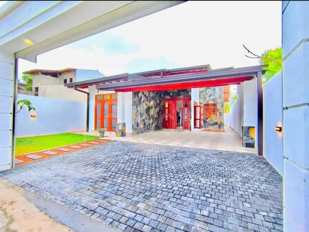 House for Sale in Athurugiriya ads-image-1