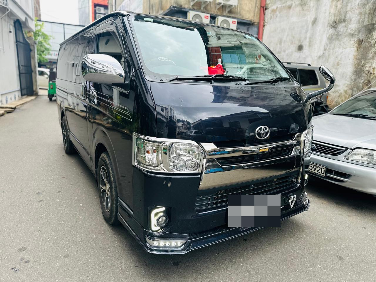 Toyota Hiace 2015 - பயன்படுத்தப்பட்டது வேன் sale in Sri Lanka - patpat.lk
