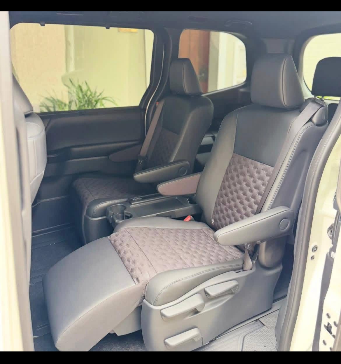 Toyota Voxy 2025 - சான்றளிக்கப்பட்டது வேன் sale in Sri Lanka - patpat.lk