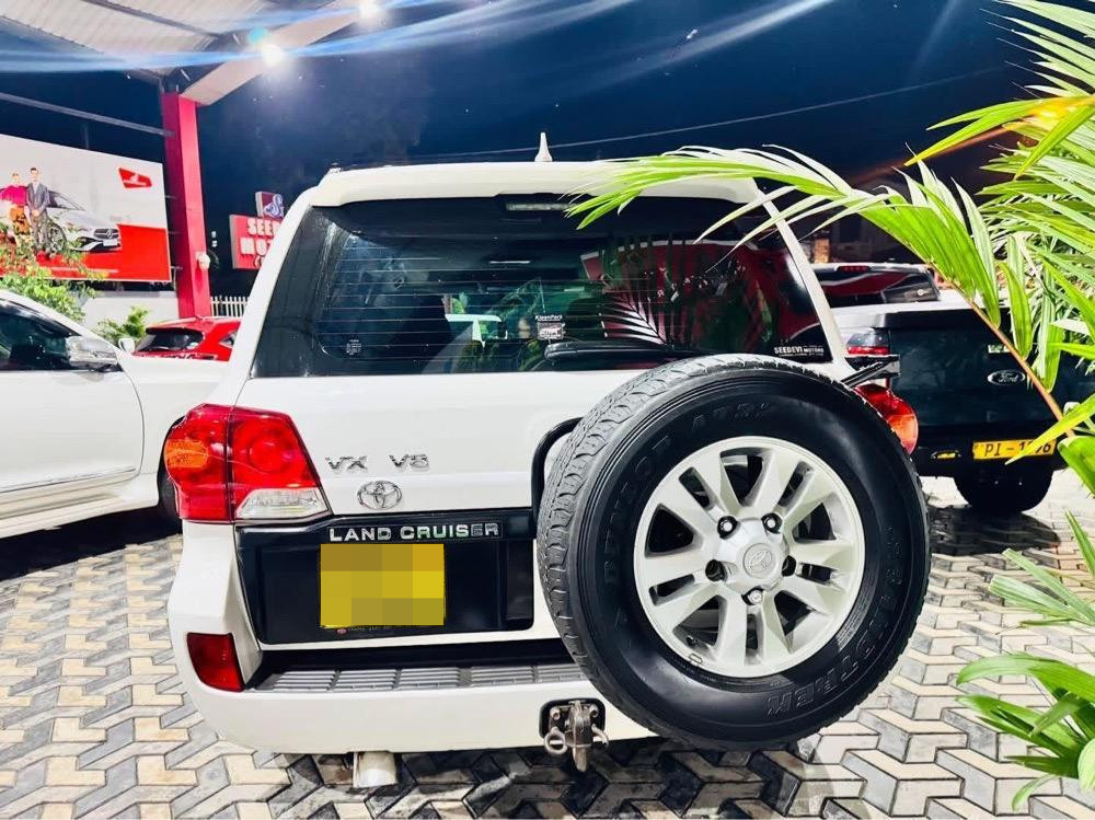 Toyota Land Cruiser Prado 2011 - பயன்படுத்தப்பட்டது SUV sale in Sri Lanka - patpat.lk