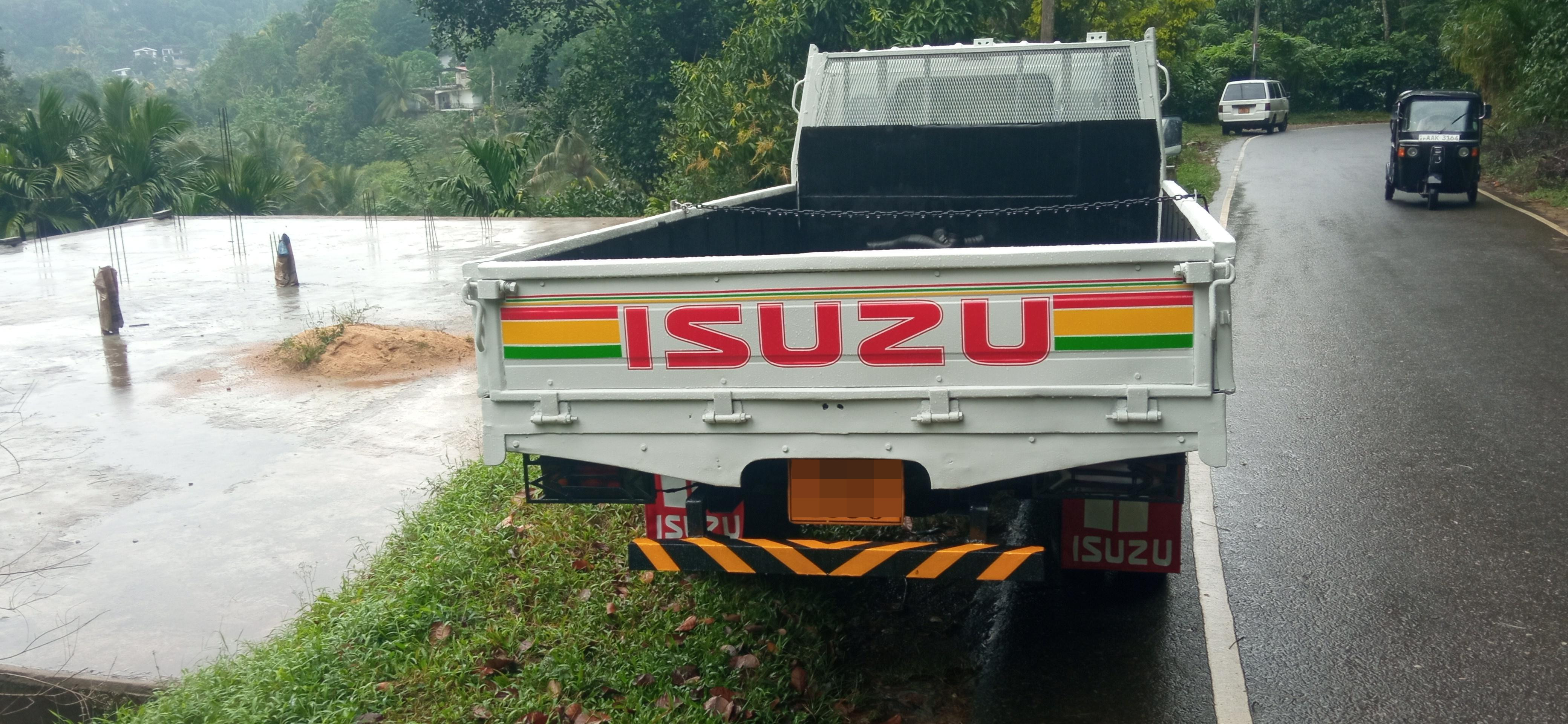 Isuzu ELF 1983 - பயன்படுத்தப்பட்டது டிரக் sale in Sri Lanka - patpat.lk