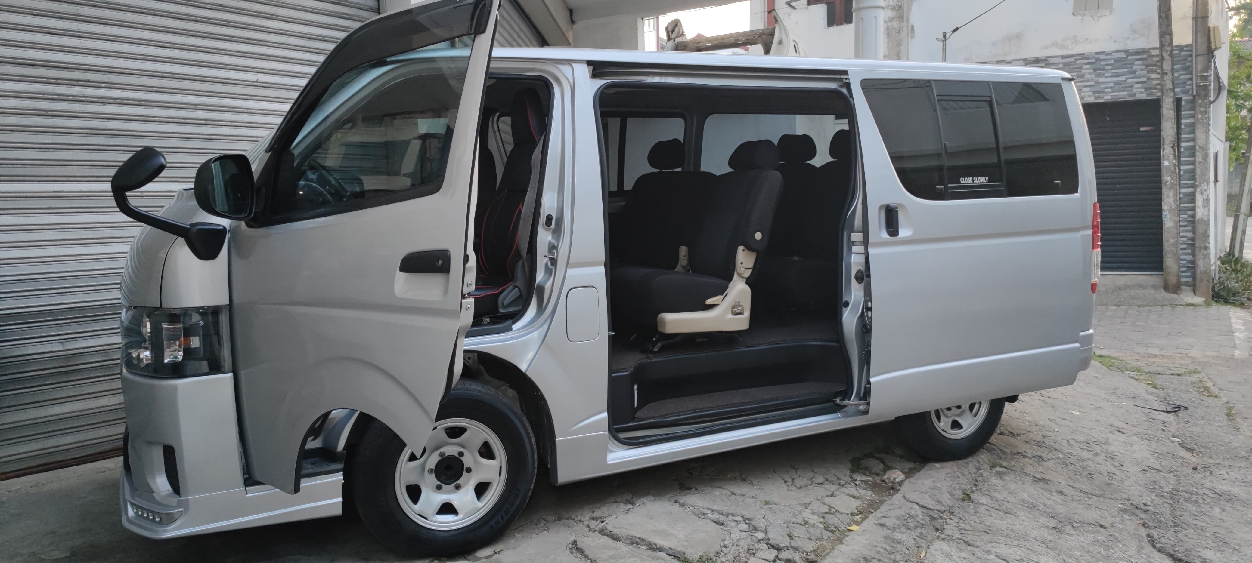 Toyota Hiace 2007 - භාවිතා කරන ලද වෑන් රථය sale in Sri Lanka - patpat.lk
