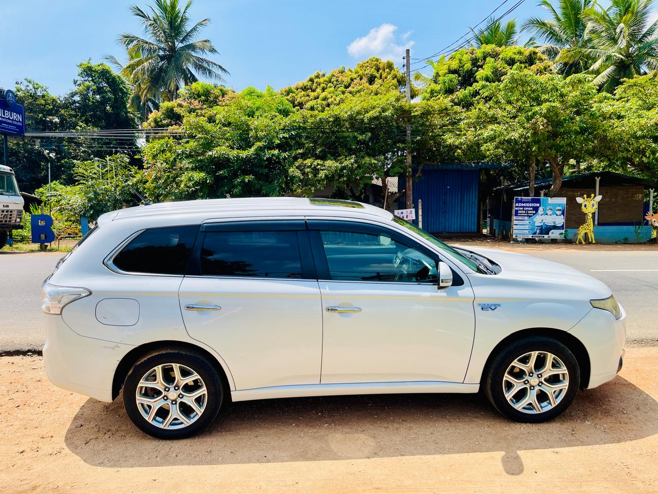 Mitsubishi Outlander 2015 - பயன்படுத்தப்பட்டது SUV sale in Sri Lanka - patpat.lk