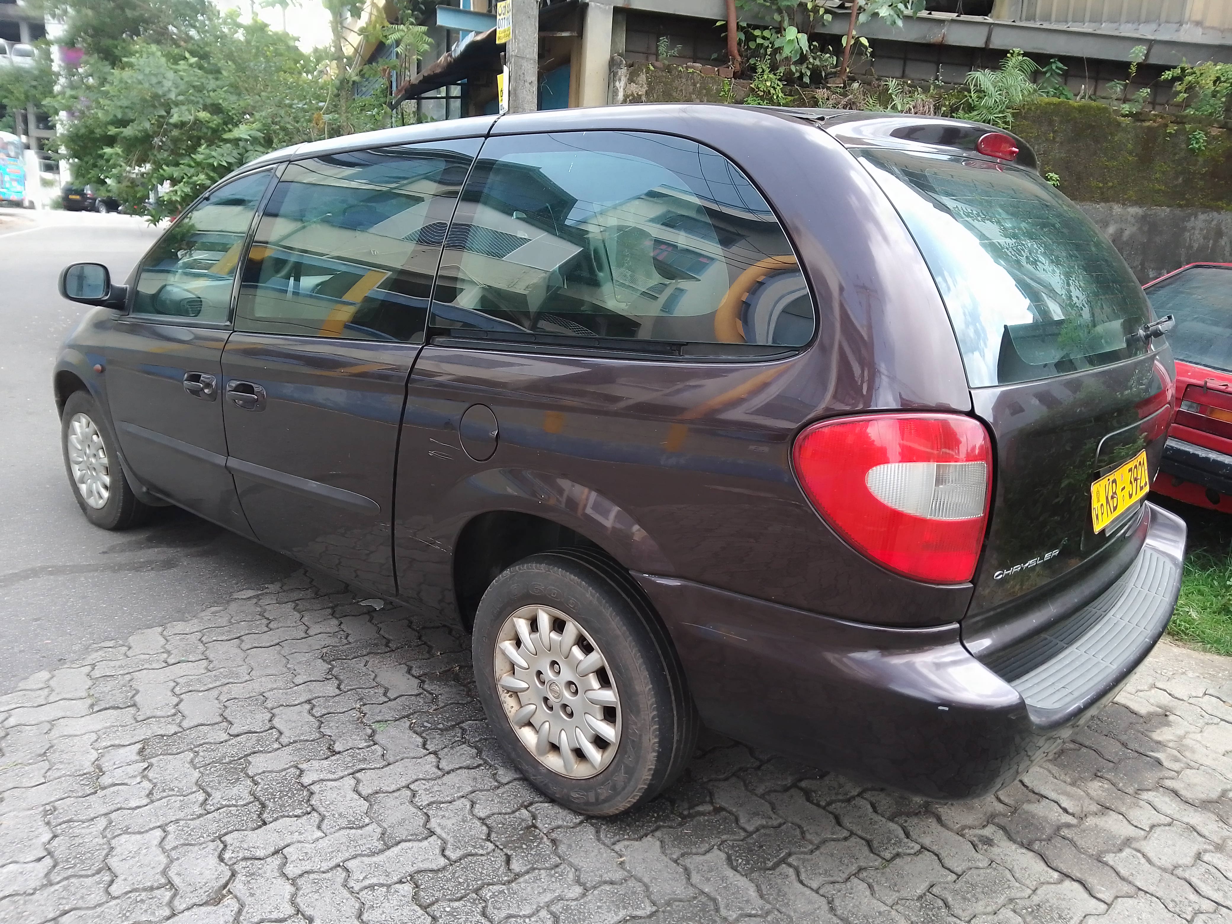 Chrysler Grand Voyager 2004 - Used SUV sale in Sri Lanka - patpat.lk