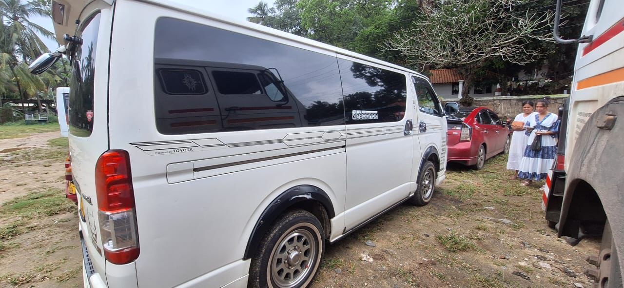 Toyota Hiace 2007 - භාවිතා කරන ලද වෑන් රථය sale in Sri Lanka - patpat.lk