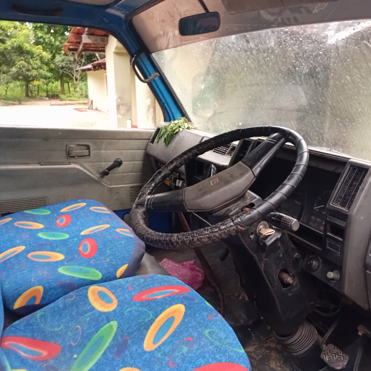 Isuzu NKR 1984 - பயன்படுத்தப்பட்டது டிரக் sale in Sri Lanka - patpat.lk