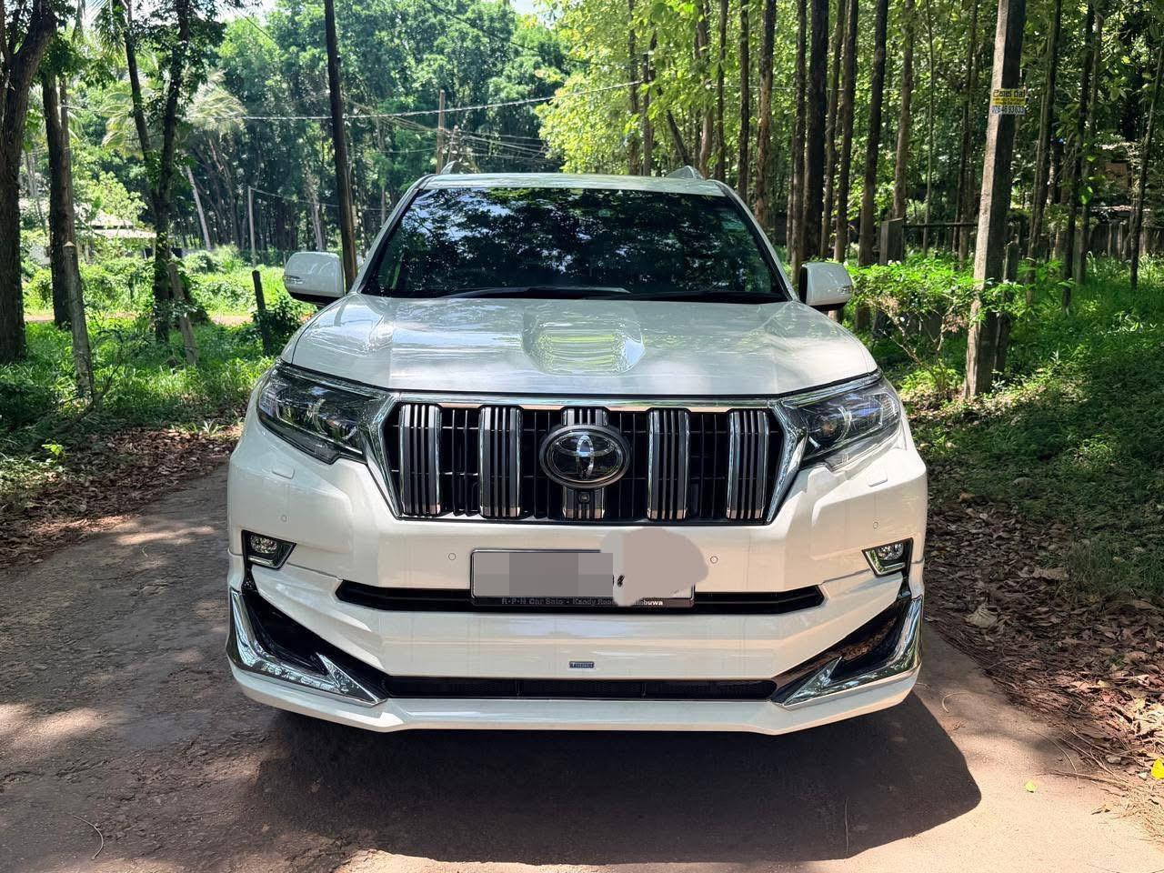 Toyota Land Cruiser Prado 2017 - பயன்படுத்தப்பட்டது SUV sale in Sri Lanka - patpat.lk