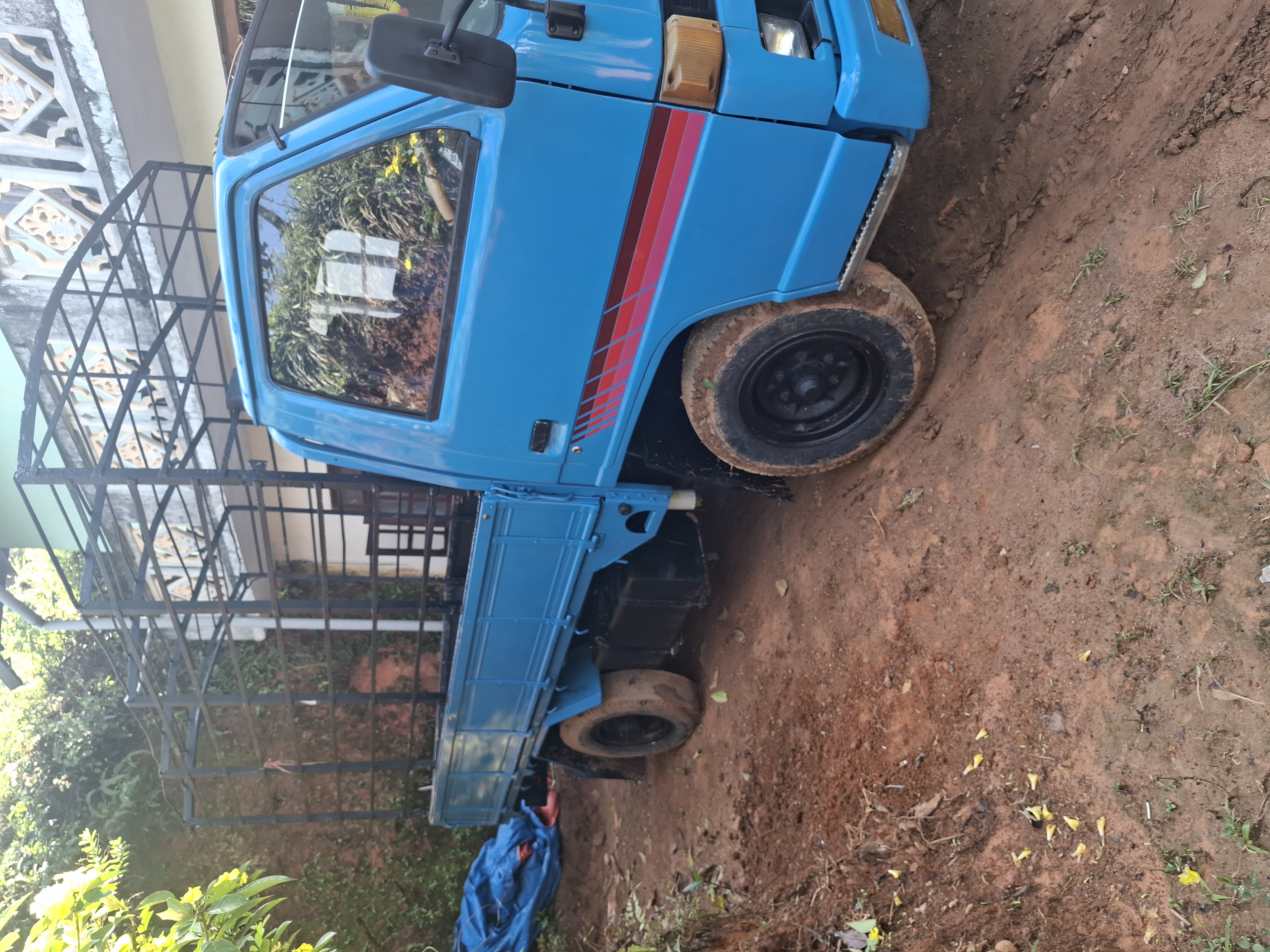 Isuzu ELF 1985 - பயன்படுத்தப்பட்டது டிரக் sale in Sri Lanka - patpat.lk