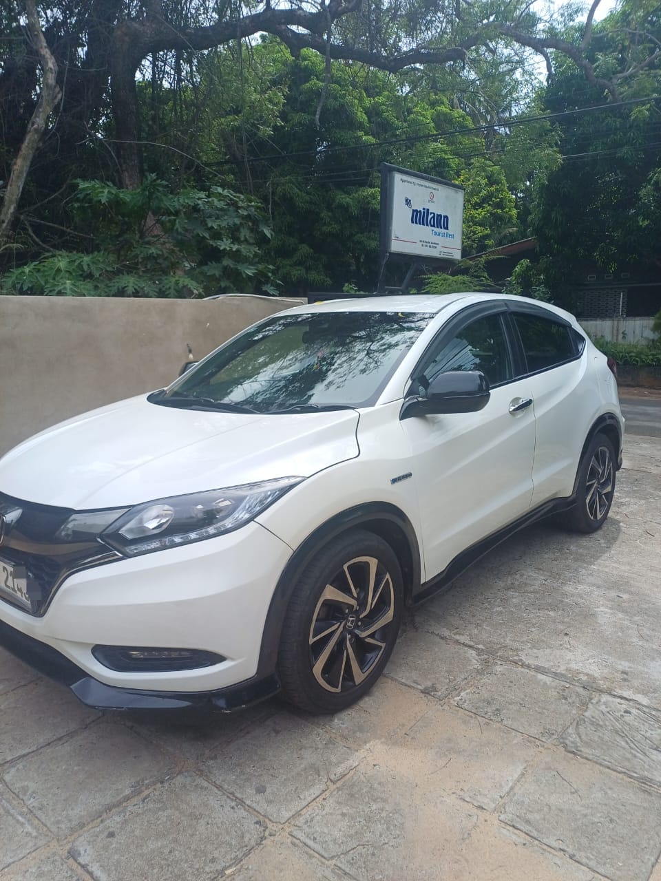 Honda Vezel 2017 - භාවිතා කරන ලද SUV රථය sale in Sri Lanka - patpat.lk