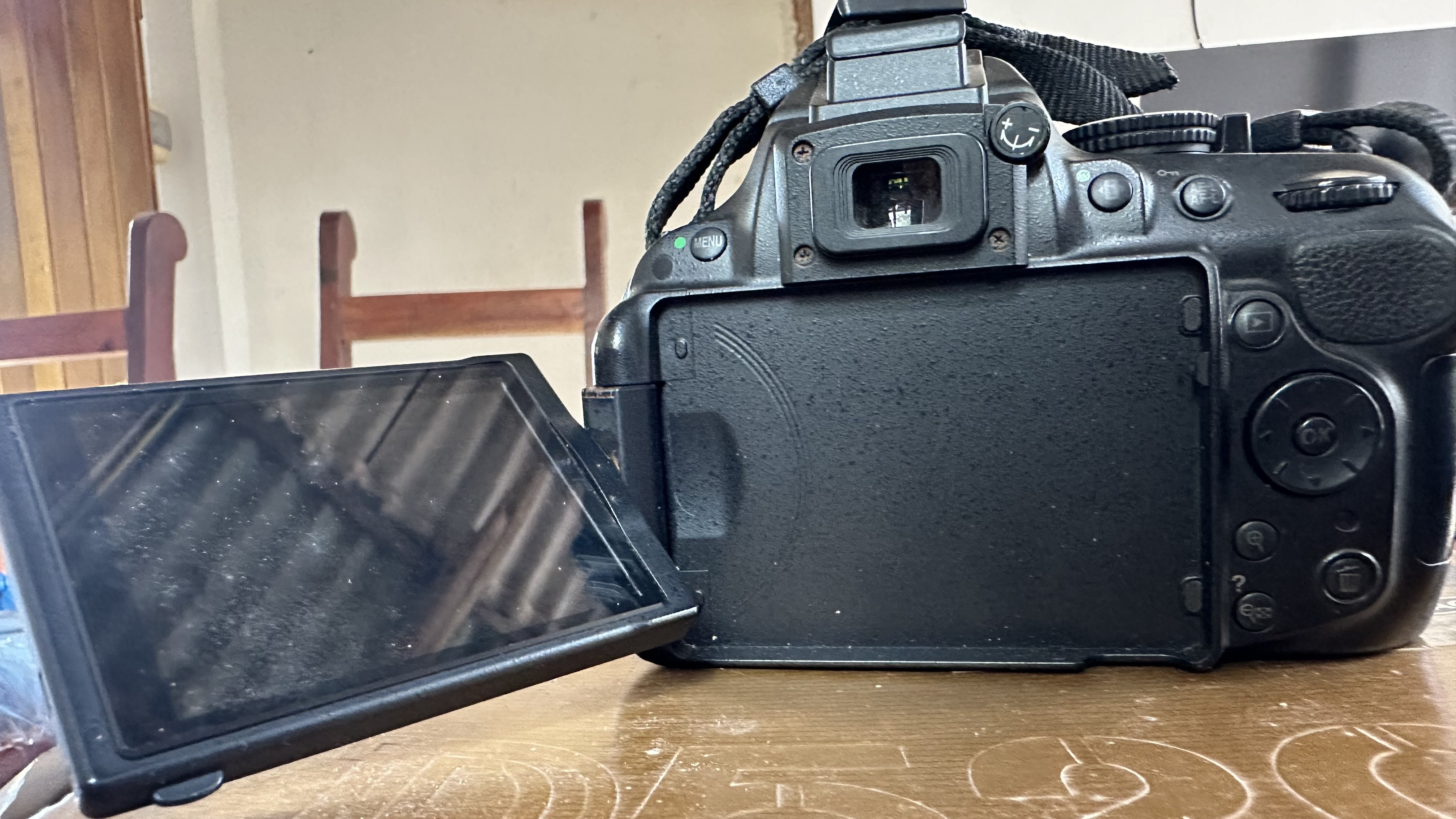 Nikon D5200 Camera එකක් – Kit Lens + Zoom (70-300mm) Box සමඟ