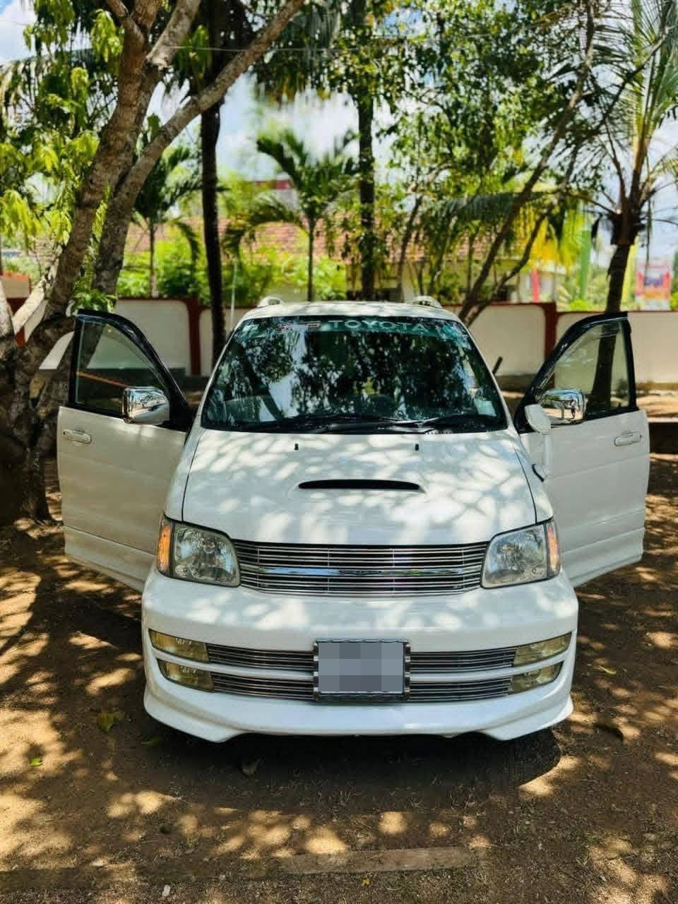 Toyota Noah 2004 - භාවිතා කරන ලද වෑන් රථය sale in Sri Lanka - patpat.lk