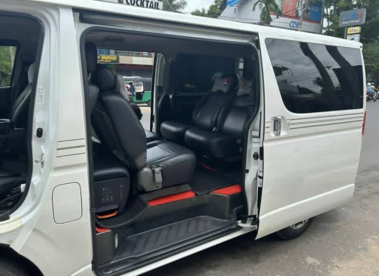 Toyota Hiace 2017 - பயன்படுத்தப்பட்டது வேன் sale in Sri Lanka - patpat.lk