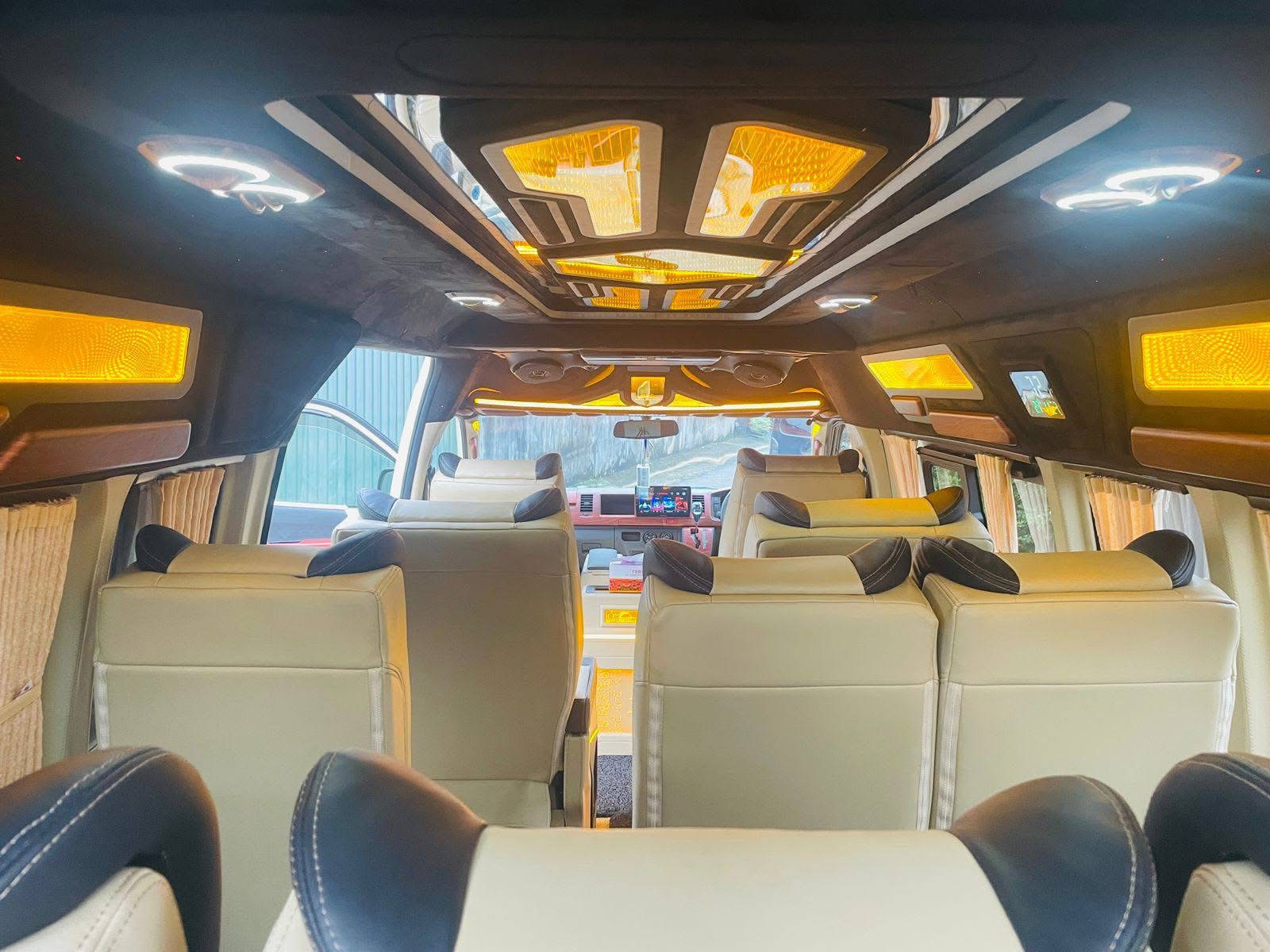 Toyota Hiace 2015 - மறுசீரமைக்கப்பட்டது வேன் sale in Sri Lanka - patpat.lk