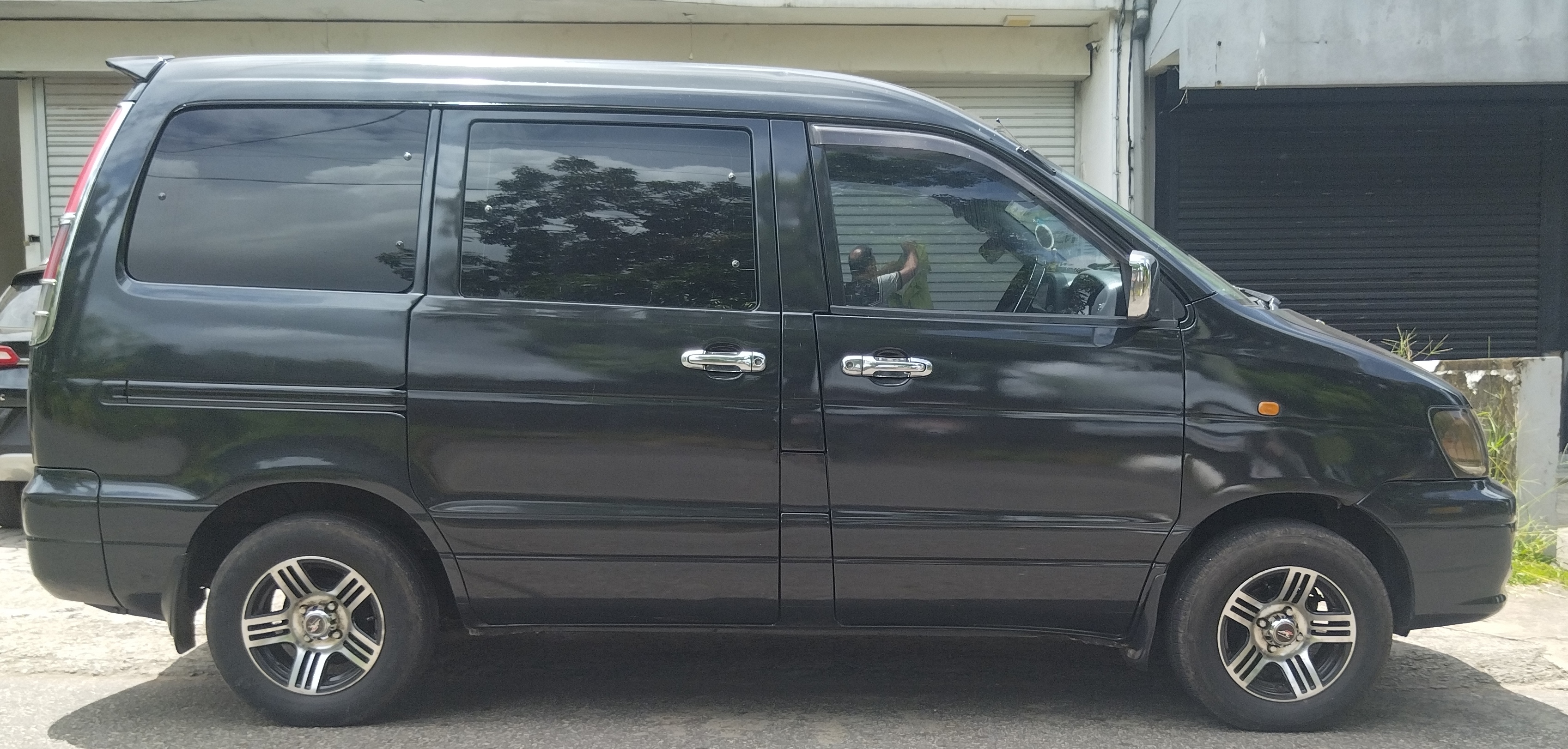Toyota Noah 2000 - භාවිතා කරන ලද වෑන් රථය sale in Sri Lanka - patpat.lk