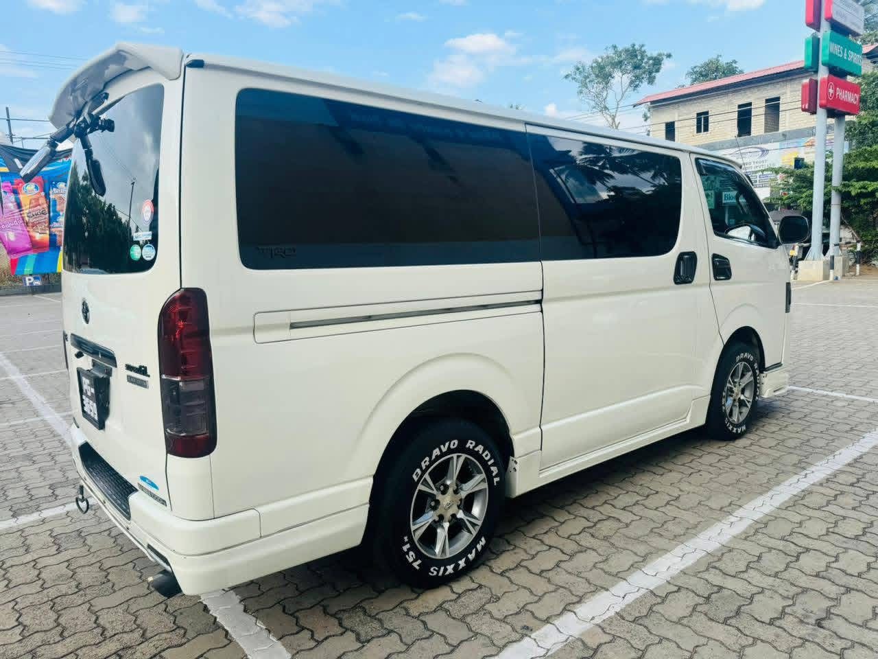 Toyota Hiace 2012 - பயன்படுத்தப்பட்டது வேன் sale in Sri Lanka - patpat.lk