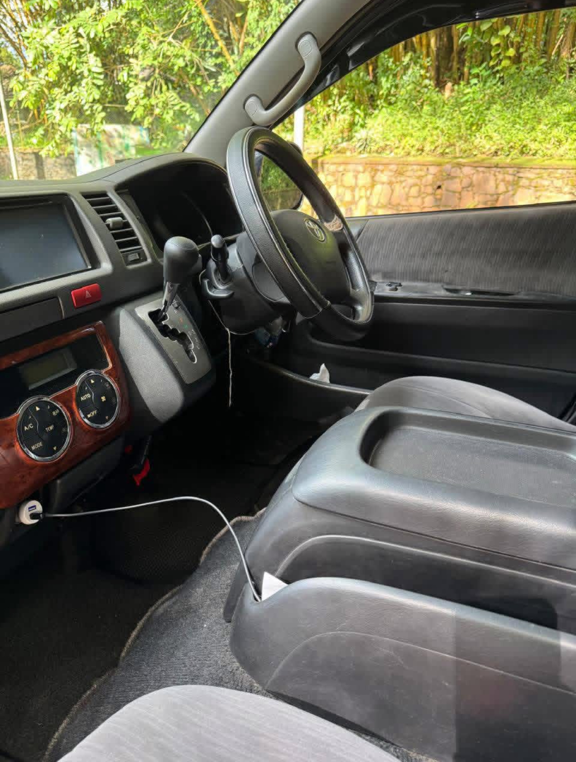 Toyota Hiace 2012 - பயன்படுத்தப்பட்டது வேன் sale in Sri Lanka - patpat.lk