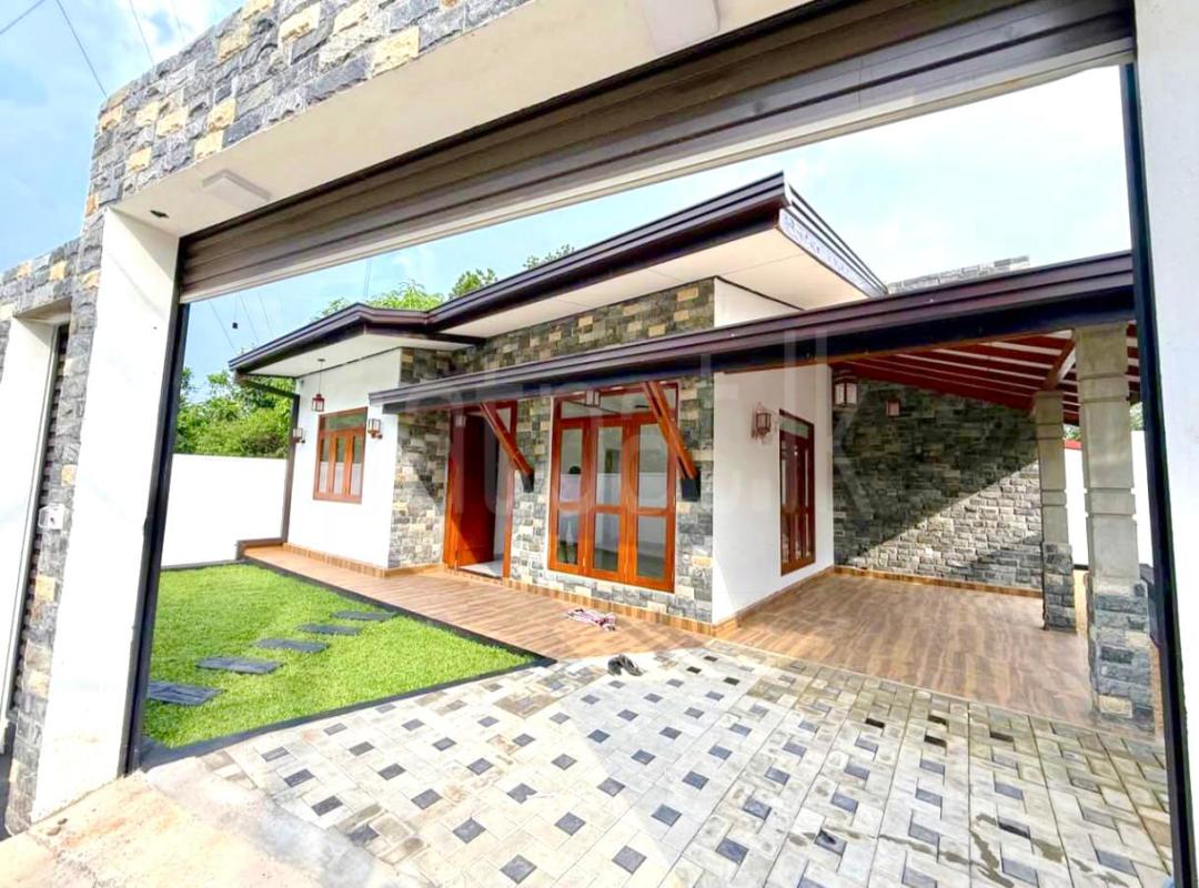 House for Sale in Athurugiriya