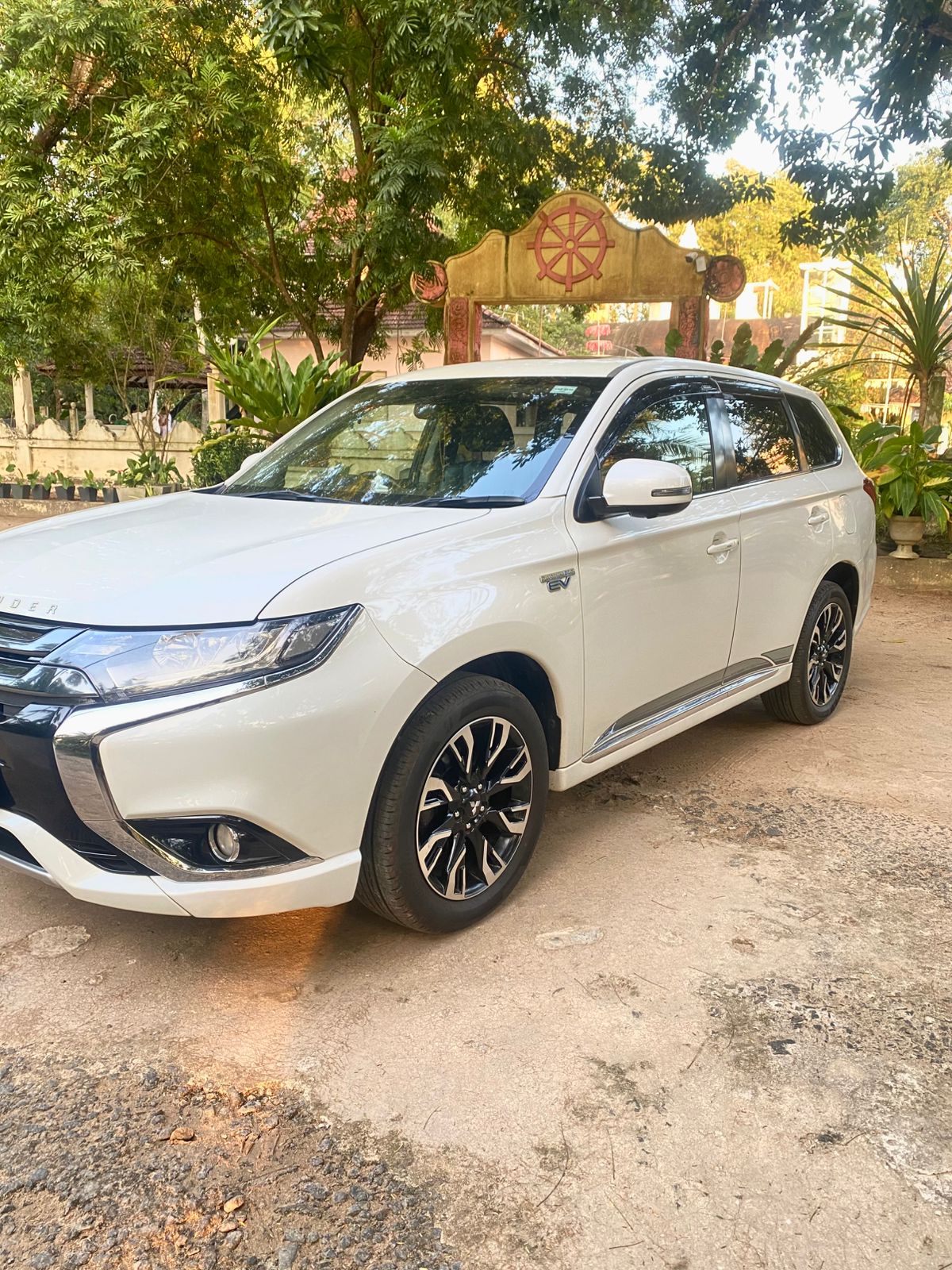 Mitsubishi Outlander 2015 - பயன்படுத்தப்பட்டது SUV sale in Sri Lanka - patpat.lk