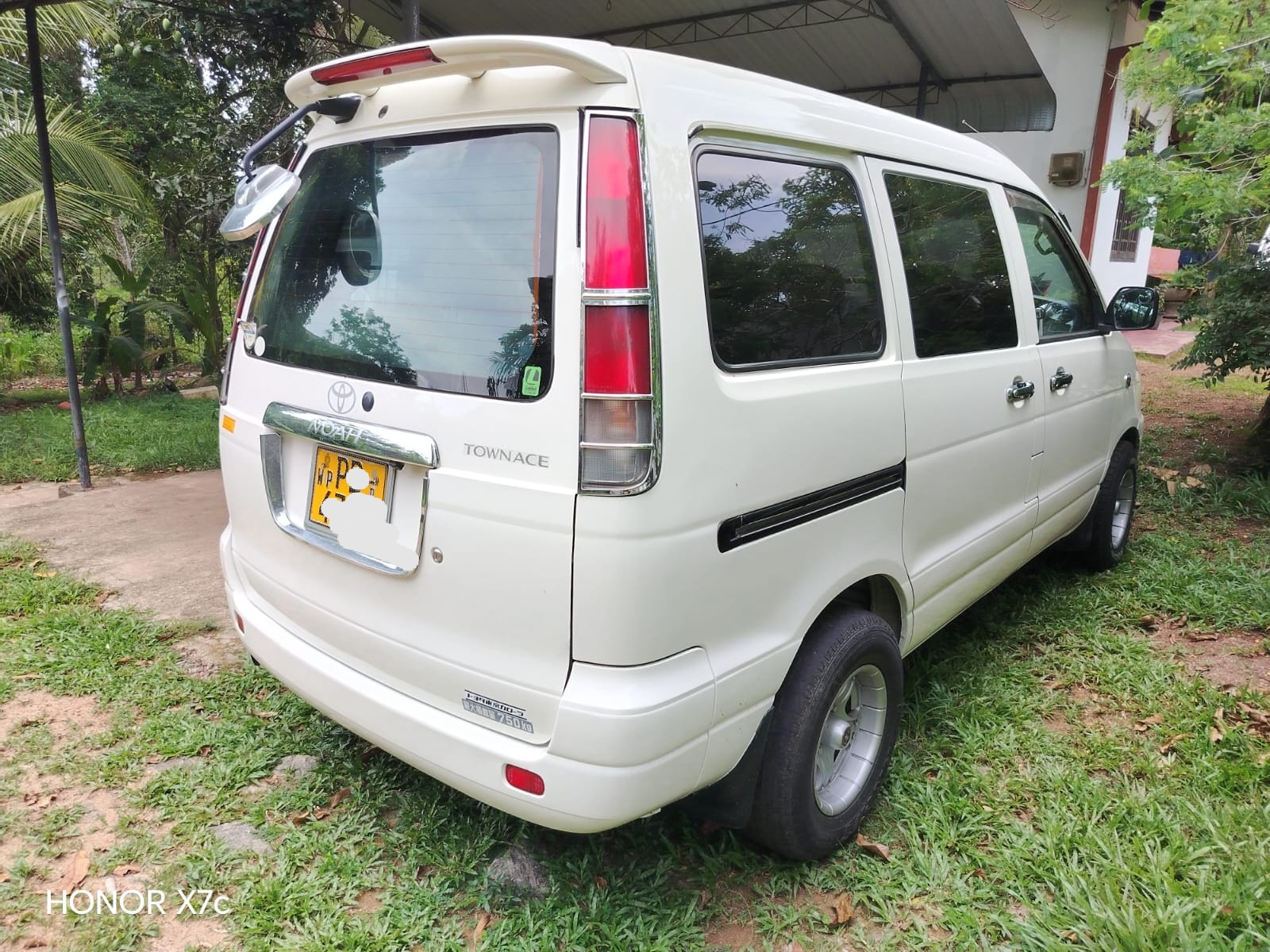 Toyota Noah 2002 - භාවිතා කරන ලද වෑන් රථය sale in Sri Lanka - patpat.lk