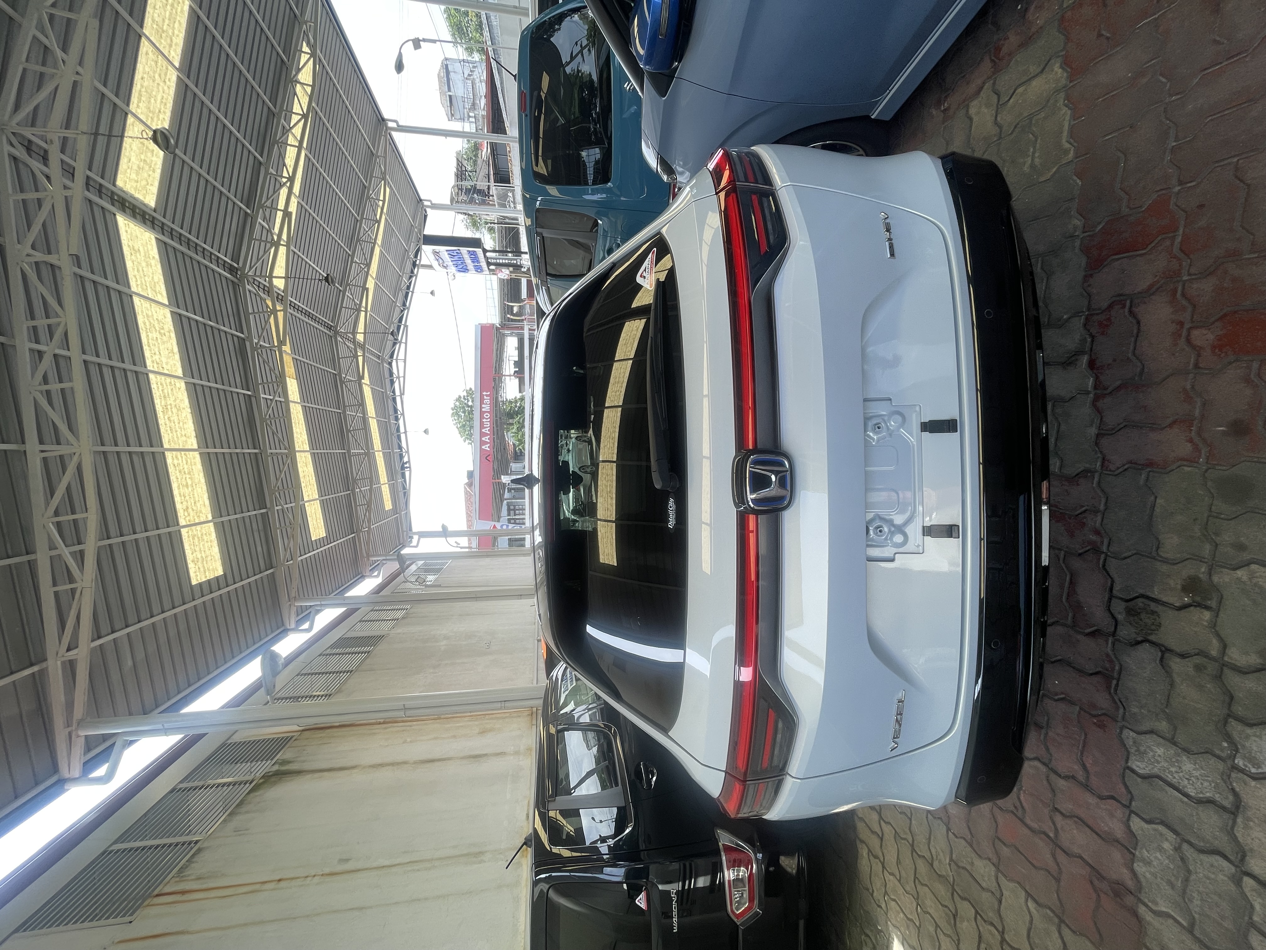 Honda Vezel 2024 - Reconditioned SUV sale in Sri Lanka - patpat.lk