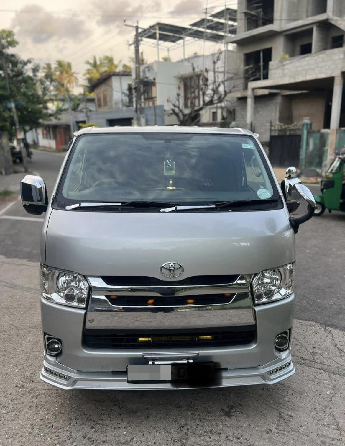 Toyota Hiace 2011 - பயன்படுத்தப்பட்டது வேன் sale in Sri Lanka - patpat.lk