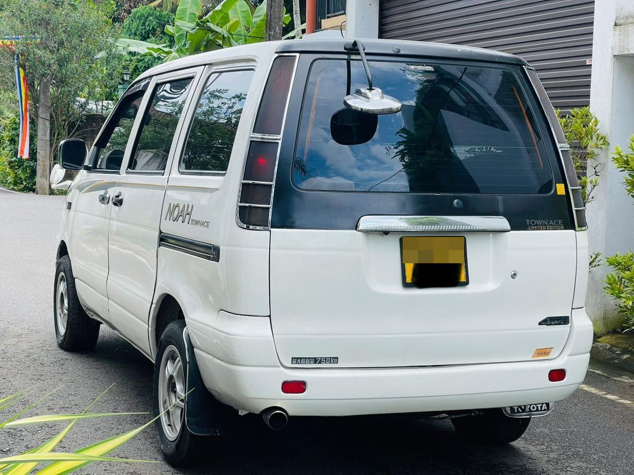Toyota Noah 1997 - மறுசீரமைக்கப்பட்டது வேன் sale in Sri Lanka - patpat.lk