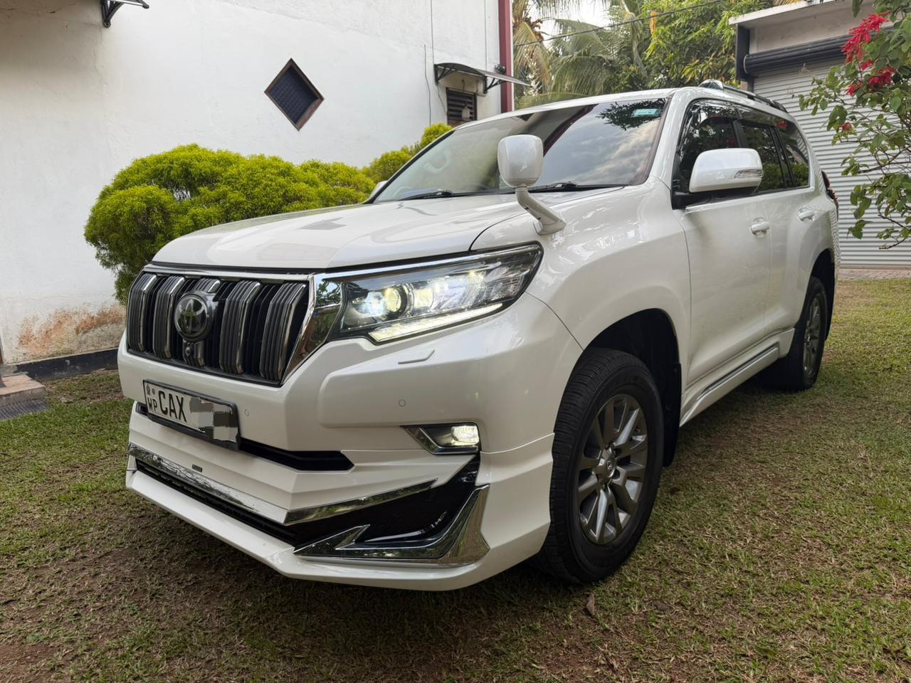 Toyota Land Cruiser Prado 2017 - பயன்படுத்தப்பட்டது SUV sale in Sri Lanka - patpat.lk