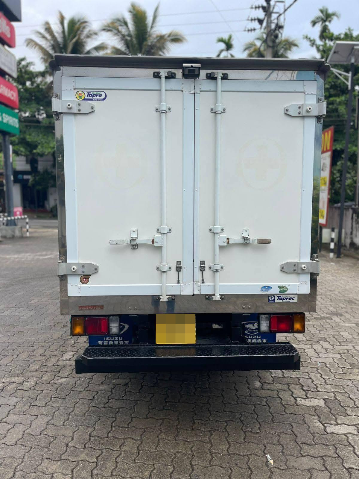 Isuzu ELF 2017 - பயன்படுத்தப்பட்டது டிரக் sale in Sri Lanka - patpat.lk