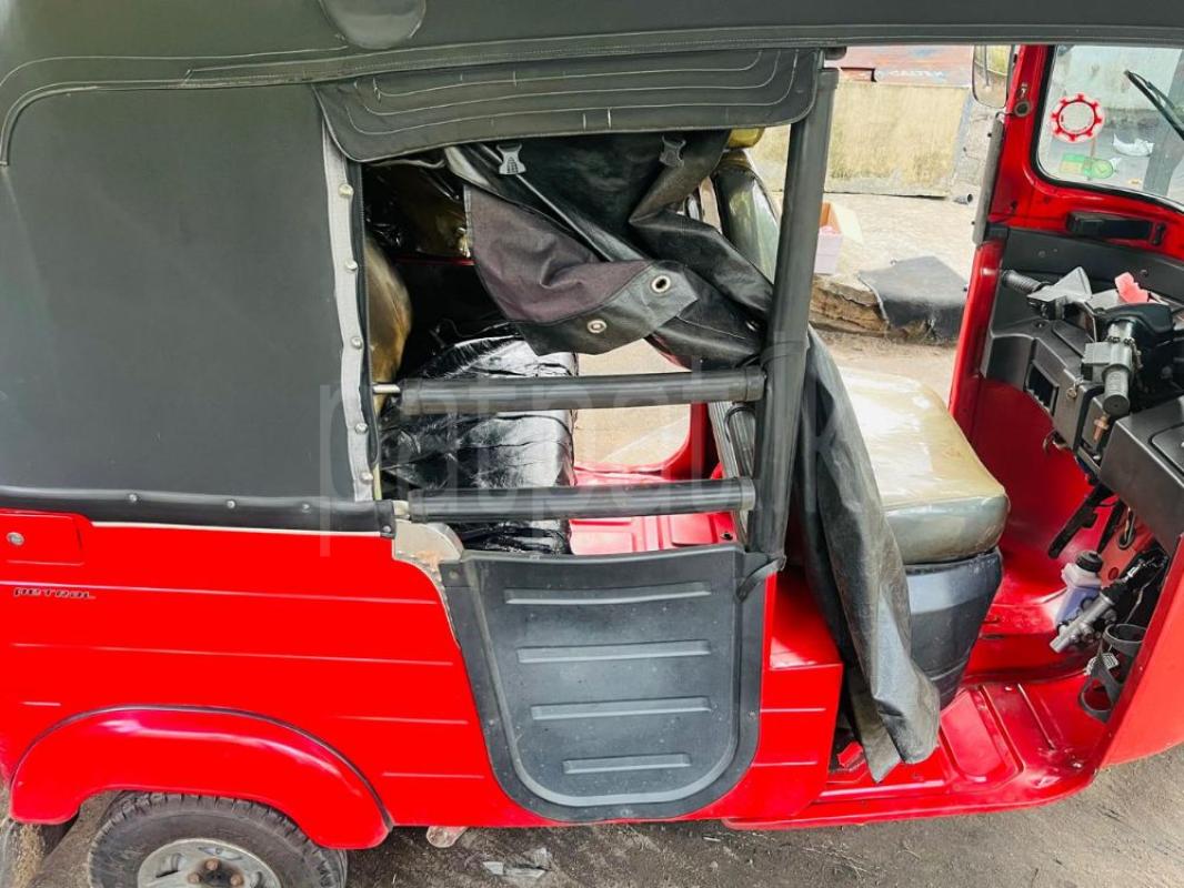 Bajaj Three Wheel 2018 - பயன்படுத்தப்பட்டது முச்சக்கர வண்டி sale in Sri Lanka - patpat.lk